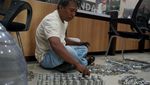 Protes PBB Naik Pria Asal Jombang Bawa Satu Galon Uang Koin ke Bapenda