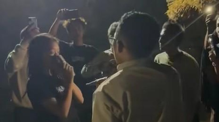 Kades Sukadana, Zul Rahman, bersama warga menggerebek dan menutup kafe remang-remang, Senin (11/8/2025). (Tangkapan layar video viral)