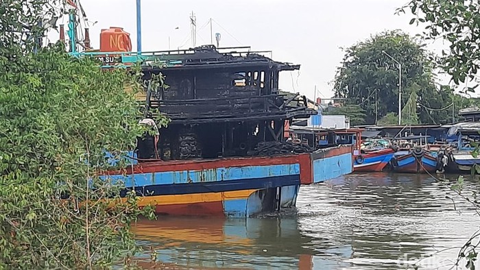Kapal KM Su2 terbakar di Sungai Silugonggo tepatnya Desa Bendar Kecamatan Juwana Pati, Selasa (12/8/2025).