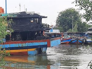 Kapal Terbakar di Sungai Silugonggo Pati
