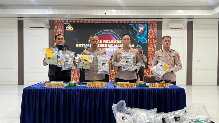 Kapolres Asahan AKBP Revi saat merilis kasus 2 PMI ilegal selundupkan sabu. (Foto: Dok. Polres Asahan)