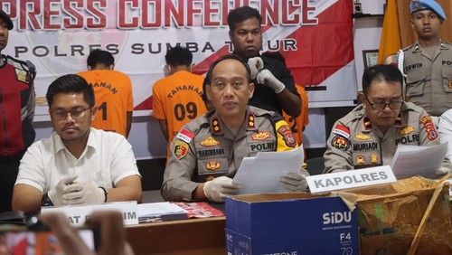 Kapolres Sumba Timur AKBP Gede Harimbawa (tengah) menggelar konferensi pers kasus narkotika di Mapolres Sumba Timur, Senin (11/8/2025).