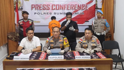 Kapolres Sumba Timur AKBP Gede Harimbawa (tengah) menggelar konferensi pers kasus pencabulan anak, di Mapolres Sumba Timur, Senin (11/8/2025).