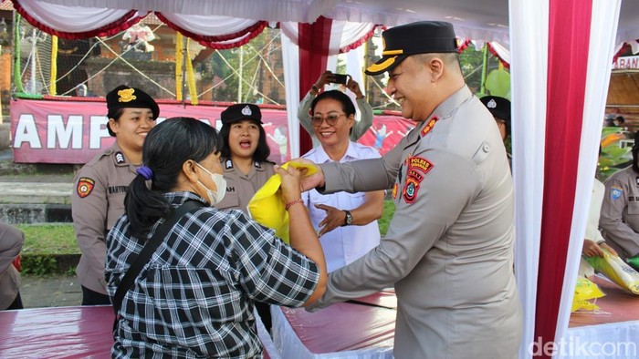 Kapolres Tabanan, AKBP I Putu Bayu Pati memantau penyaluran beras SPHP dalam Gerakan Pangan Murah di Halaman Parkir Gedung Kesenian I Ketut Maria, Selasa (12/8/2025).