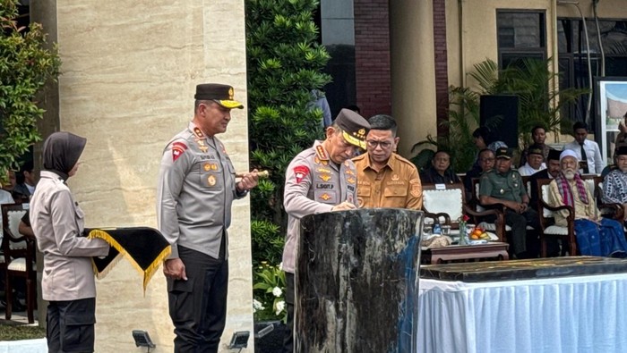 Kapolri Jenderal Listyo Sigit Prabowo meresmikan aula dan masjid di Mapolda Banten, Kota Serang.