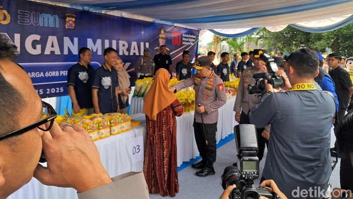 Kapolri Jenderal Listyo Sigit Prabowo mengecek Gerakan Pasar Murah Polda Banten.