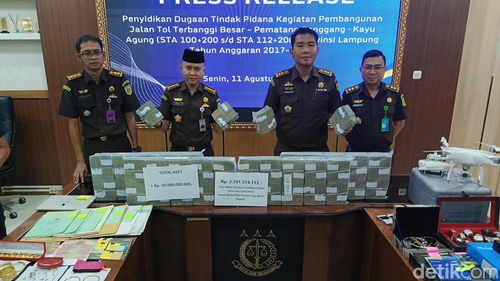 Kejati Lampung menunjukkan uang hasil sitaan dalam perkara korupsi tol.