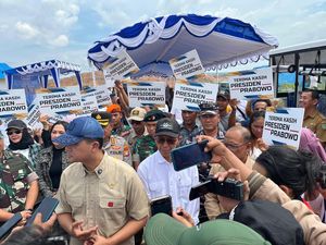 Serahkan 94 SHM, Mentrans Bawa Pesan Prabowo Bantu Warga Rempang