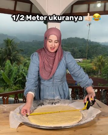 Kena Sial! Adonan Donat Jumbo yang Digoreng Tasyi Athasyia Kejatuhan Cicak