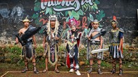 Kostum hasil karya warga ini akan ditampilkan dalam karnaval kemerdekaan desa yang digelar pada puncak perayaan HUT RI. Selain menjadi hiburan, inisiatif ini diharapkan dapat menginspirasi masyarakat untuk lebih peduli terhadap lingkungan dan terus menjaga semangat gotong royong. ANTARA FOTO/Raisan Al Farisi