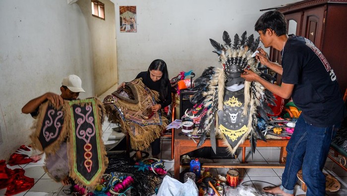 Keren, Pemuda Bandung Bikin Kostum HUT RI dari Limbah Rumah Tangga Pemuda Karang Taruna menyelesaikan pembuatan dekorasi untuk hari kemerdekaan di Kampung Bugel, Desa Neglasari, Kecamatan Banajran, Kabupaten Bandung, Jawa Barat, Selasa (12/8/2025). Karang Taruna Kampung Bugel membuat kostum secara swadaya dengan bahan baku limbah rumah tangga yang ditujukan untuk memeriahkan acara karnaval pada HUT ke-80 RI. ANTARA FOTO/Raisan Al Farisi