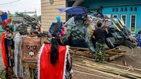 Kreativitas pemuda Karang Taruna Kampung Bugel, Desa Neglasari, Kecamatan Banjaran, Kabupaten Bandung, patut diacungi jempol. Menyambut HUT ke-80 Republik Indonesia, mereka membuat kostum karnaval secara swadaya dengan memanfaatkan bahan baku dari limbah rumah tangga. ANTARA FOTO/Raisan Al Farisi