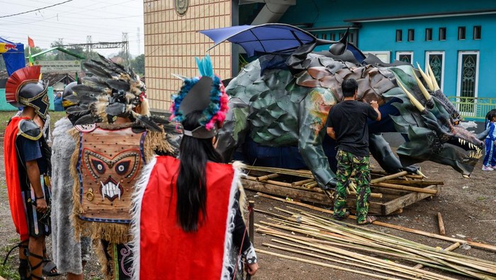 Pemuda Karang Taruna menyelesaikan pembuatan dekorasi untuk hari kemerdekaan di Kampung Bugel, Desa Neglasari, Kecamatan Banajran, Kabupaten Bandung, Jawa Barat, Selasa (12/8/2025). Karang Taruna Kampung Bugel membuat kostum secara swadaya dengan bahan baku limbah rumah tangga yang ditujukan untuk memeriahkan acara karnaval pada HUT ke-80 RI. ANTARA FOTO/Raisan Al Farisi