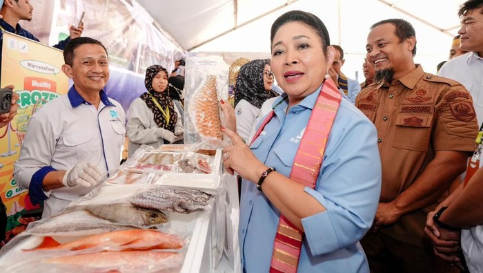 Ketua Komisi IV DPR Titiek Soeharto memuji komoditas ekspor Sulsel saat berkunjung di Makassar.