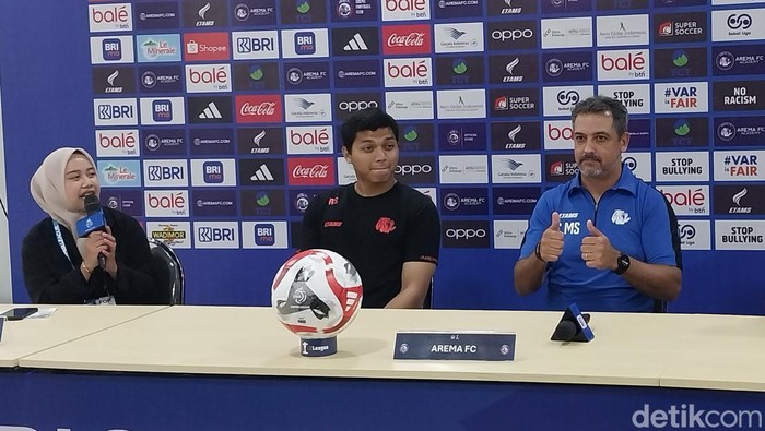 Kiper Arema FC Adi Satryo (tengah) saat konferensi pers