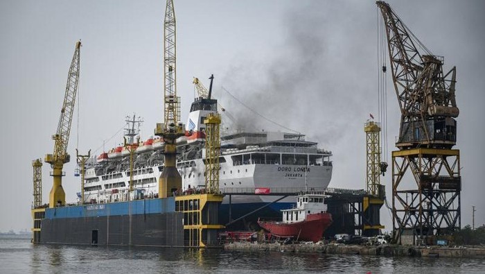 KM Dorolonda terbakar di galangan kapal PT Dok & Perkapalan Kodja Bahari (DKB), Tanjung Priok, Jakarta Utara (ANTARA FOTO/Fauzan/nym)