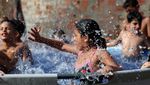 Kolam Portabel Jadi Oase Anak-Anak Kairo di Tengah Gelombang Panas