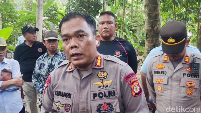 Komandan Sat Brimob Polda DIY Kombes Edi Sinulingga saat ditemui usai proses disposal di Padukuhan Besalen, Glagaharjo, Cangkringan, Sleman, Selasa (11/8/2025).