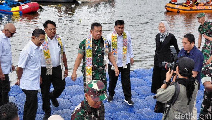 KSAD Jenderal TNI Maruli Simajuntak di Situ Bagendit Garut.