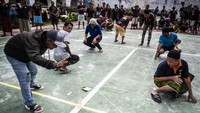 Gelak tawa dan sorak-sorai terdengar ketika para WBP berlaga dalam lomba meniup gelas plastik, estafet memindahkan tepung, memasukkan sedotan ke dalam botol, menurunkan karet gelang, hingga berebut menduduki kursi. ANTARA FOTO/Aprillio Akbar