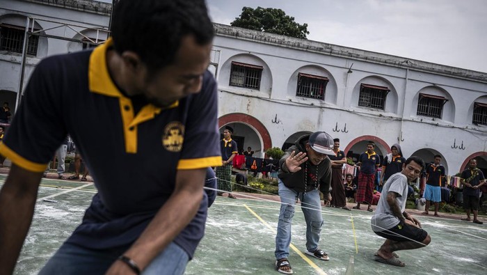 Sejumlah warga binaan pemasyarakatan (WBP) mengikuti estafet memindahkan tepung di Lembaga Pemasyarakatan (Lapas) Kelas II A Ambarawa, Kabupaten Semarang, Jawa Tengah, Selasa (12/8/2025). Lapas Kelas II A Ambarawa menggelar berbagai perlombaan dalam rangka menyambut dan menyemarakkan HUT ke-80 Republik Indonesia, diantaranya meniup gelas plastik, memasukkan sedotan ke dalam botol, menurunkan karet gelang, estafet memindahkan tepung, serta berebut menduduki kursi, dengan tujuan untuk menumbuhkan rasa nasionalisme sekaligus mempererat semangat gotong royong di antara para warga binaan pemasyarakatan. ANTARA FOTO/Aprillio Akbar