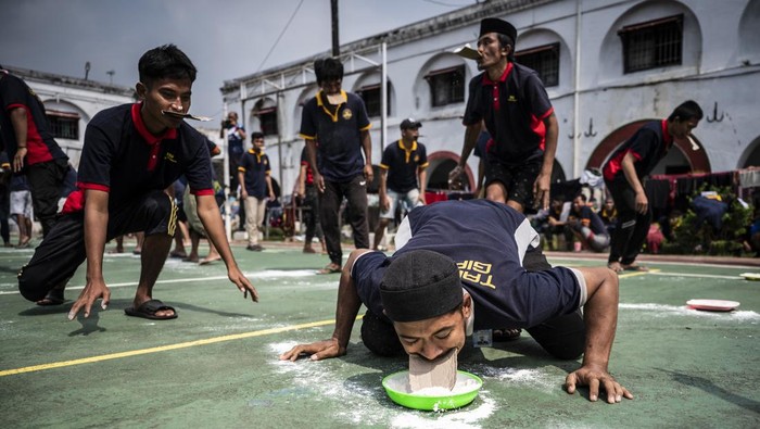 Sejumlah warga binaan pemasyarakatan (WBP) mengikuti estafet memindahkan tepung di Lembaga Pemasyarakatan (Lapas) Kelas II A Ambarawa, Kabupaten Semarang, Jawa Tengah, Selasa (12/8/2025). Lapas Kelas II A Ambarawa menggelar berbagai perlombaan dalam rangka menyambut dan menyemarakkan HUT ke-80 Republik Indonesia, diantaranya meniup gelas plastik, memasukkan sedotan ke dalam botol, menurunkan karet gelang, estafet memindahkan tepung, serta berebut menduduki kursi, dengan tujuan untuk menumbuhkan rasa nasionalisme sekaligus mempererat semangat gotong royong di antara para warga binaan pemasyarakatan. ANTARA FOTO/Aprillio Akbar
