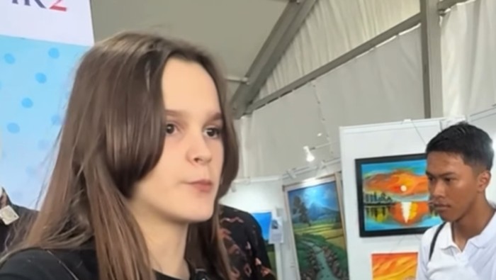 Layla, warga Bosnia mampir di IPPA Fest di Pantai Aloha, PIK 2 dan mencicipi Baciprut, camilan buatan tahanan Rutan Garut.