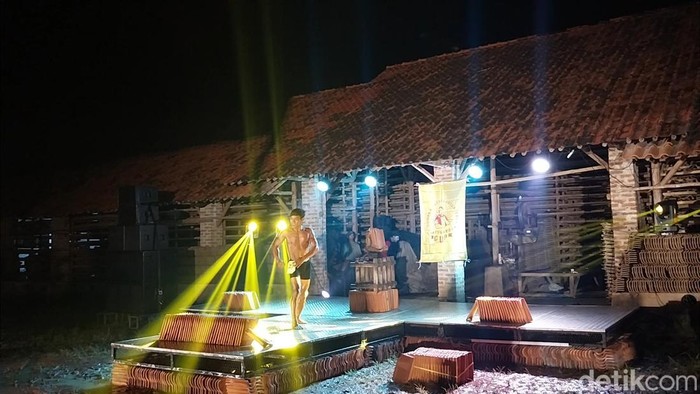 Lomba Binaraga Jebor kembali digelar untuk ke-11 kalinya. Ajang tahunan ini berlangsung di pabrik jebor Desa Pinangraja, Kecamatan Jatiwangi, Majalengka