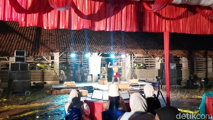 Lomba Binaraga Jebor kembali digelar untuk ke-11 kalinya. Ajang tahunan ini berlangsung di pabrik jebor Desa Pinangraja, Kecamatan Jatiwangi, Majalengka