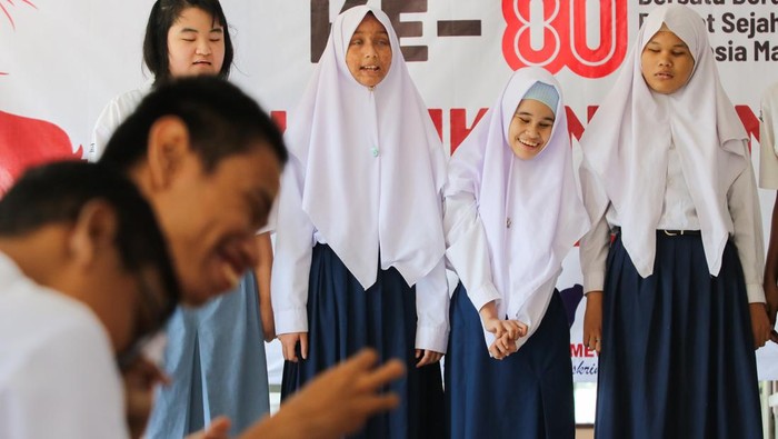 Pelajar penyandang tunanetra mengikuti lomba makan krupuk di Yayasan Pendidikan Anak-Anak Buta (YPAB), Surabaya, Jawa Timur, Selasa (12/8/2025). Berbagai jenis lomba yang diikuti pelajar-pelajar penyandang tunanetra low vision dan buta total Sekolah Menengah Pertama Luar Biasa (SMP LB) dan Sekolah Menengah Atas Luar Biasa (SMA LB) itu digelar untuk menyemarakkan HUT ke-80 Kemerdekaan RI. ANTARA FOTO/Didik Suhartono/foc.