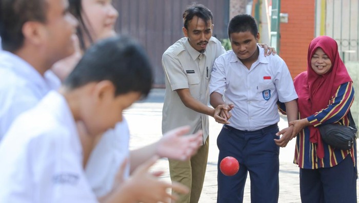 Lomba semarak HUT RI penyandang tunanetra Pelajar penyandang tunanetra mengikuti lomba makan krupuk di Yayasan Pendidikan Anak-Anak Buta (YPAB), Surabaya, Jawa Timur, Selasa (12/8/2025). Berbagai jenis lomba yang diikuti pelajar-pelajar penyandang tunanetra low vision dan buta total Sekolah Menengah Pertama Luar Biasa (SMP LB) dan Sekolah Menengah Atas Luar Biasa (SMA LB) itu digelar untuk menyemarakkan HUT ke-80 Kemerdekaan RI. ANTARA FOTO/Didik Suhartono/foc.