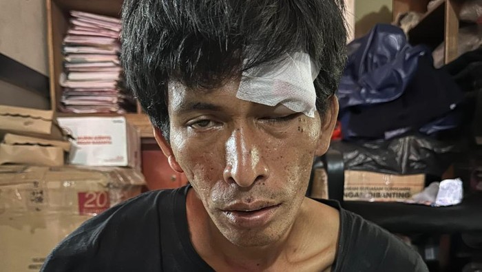Seorang pria bernama Firman Nurdin mengamuk dengan mandau di Luwu Timur. Warga menangkapnya setelah aksi mengganggu pengguna jalan.
