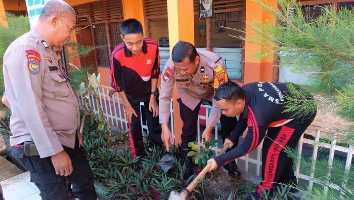 Mahasiswa Cipayung Plus mengajak siswa SMK di Pekanbaru menanam pohon.