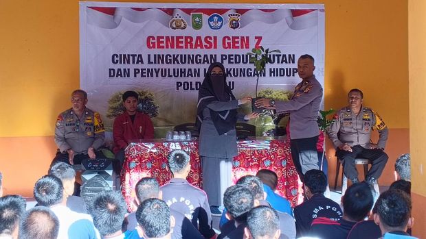 Mahasiswa Cipayung Plus mengajak siswa SMK di Pekanbaru menanam pohon.