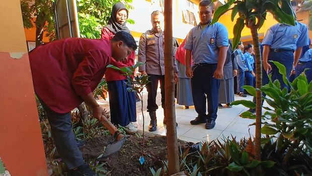Mahasiswa Cipayung Plus mengajak siswa SMK di Pekanbaru menanam pohon.