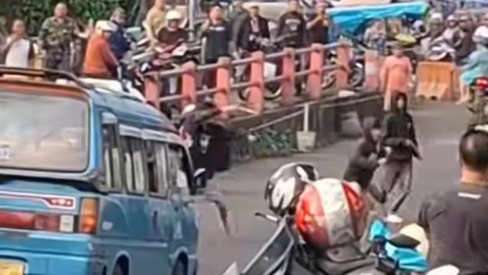 Dua kelompok warga terlibat tawuran menggunakan senjata tajam (sajam) di Pasar Karombasan Manado.