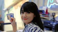 Berada di usia: Minum Air Jadi Lemak. Dateng kurus, olahraga, haus, malah kembung. Kemarenan saya padel minum kunyit asem, pade 30 menit, makan mie ayam bakso, minumnya kopi. Sejam kemudian minum air kelapa, air mineral, infused water. Diuyek dalam perut, tulis Marcella Simon soal kegelisahan penampilan. (Foto: dok Instagram marcella_simon)