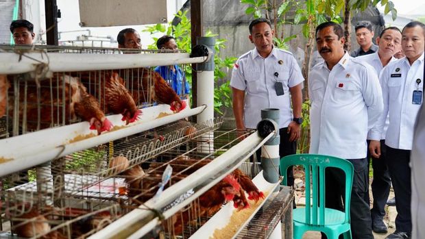 Menteri Imipas Agus Andrianto dan jajaran membagikan 2.000 paket sembako kepada warga sekitar Lapas Cikarang, dan warga terdampak banjir di dua desa setempat, Selasa (12/8/2025).
