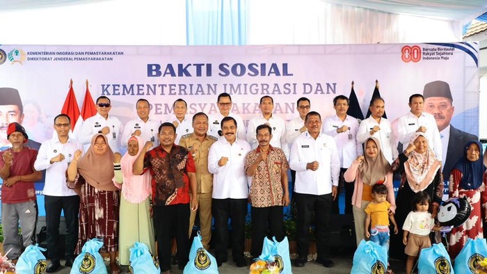 Menteri Imipas Agus Andrianto mengunjungi warga terdampak banjir di Karawang, Jabar, Selasa (12/8/2025).