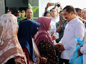 Menteri Agus Bagikan 2.500 Paket Sembako ke Korban Banjir Karawang Jelang HUT RI