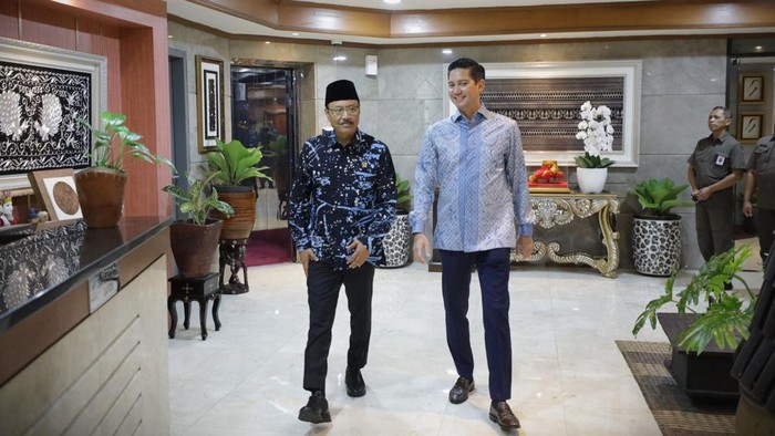 Menteri Sosial Saifullah Yusuf bersama Budi Djiwandono