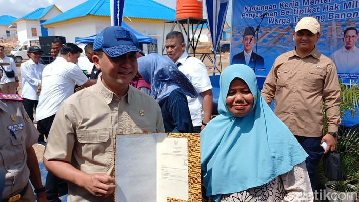 Menteri Transmigrasi M Iftitah Sulaiman Suryanagara membagikan 94 sertifikat hak milik bagi masyarakat Rempang yang telah direlokasi. (Alamudin Hamapu/detikSumut)