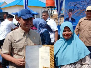 Mentrans Serahkan 94 Sertifikat Hak Milik ke Warga Rempang yang Direlokasi