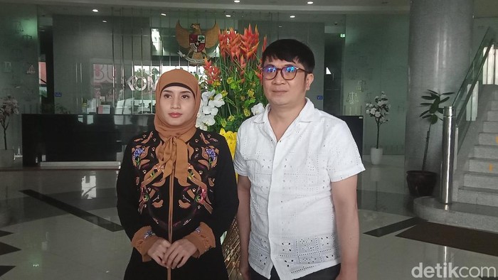 Mirna Febryani melaporkan dugaan pelanggaran kode etik dalam pembatalan pernikahan ke Komisi Yudisial bersama kuasa hukumnya, Selasa (12/8/2025).