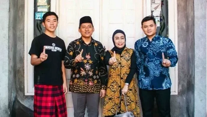 Moh. Dani As Syarif (kiri bersarung merah), mahasiswa baru Unesa yang masuk dari jalur prestasi tahfidz.