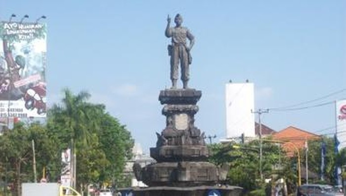 Monumen pahlawan Kapten Anumerta Tjokorda Agung Tresna di simpang Jalan Gatot Subroto dan Jalan Nangka Denpasar. (Foto: Dok. Puri Agung Denpasar)