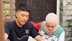 Agak Laen! Nycta Gina Hadiahkan Rizky Kinos Burung di Ultah ke-10 Pernikahan