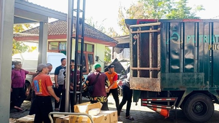 Obat kedaluwarsa diangkut untuk dibawah ke tempat pemusnahan.