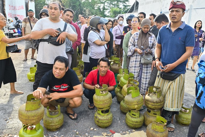 Warga membawa gas elpiji 3 kg yang dibeli saat pelaksanaan operasi pasar di kawasan Ubung, Denpasar, Bali, Selasa (12/8/2025). Operasi pasar itu diselenggarakan guna mendukung ketersediaan elpiji 3 kg untuk masyarakat setempat yang mengeluh kesulitan mendapatkan elpiji 3 kg beberapa waktu terakhir. ANTARA FOTO/Fikri Yusuf/foc.