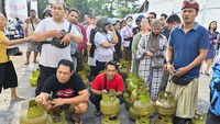 Warga antre untuk membeli gas elpiji 3 kg saat pelaksanaan operasi pasar di kawasan Ubung, Denpasar, Bali, Selasa (12/8/2025). ANTARA FOTO/FIKRI YUSUF